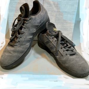 Mens Adidas Gray Suede “Busenitz” model shoes, Size 10. Excellent Condition. ✨